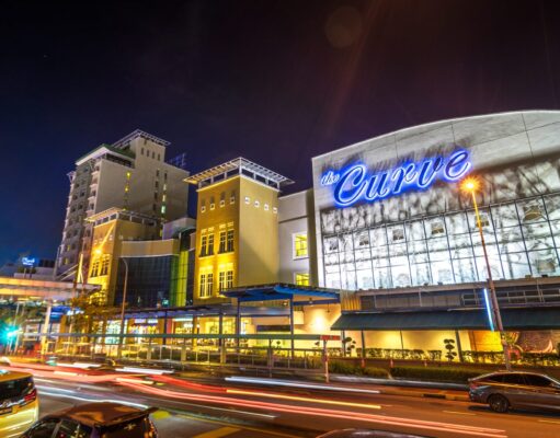 Enjoy Shopping Moments at the Curve!