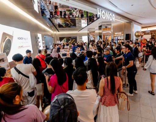 The HONOR Magic V5 experienced strong sales during its recent launch weekend, attracting a large crowd to the grand opening of HONOR’s largest overseas experience store